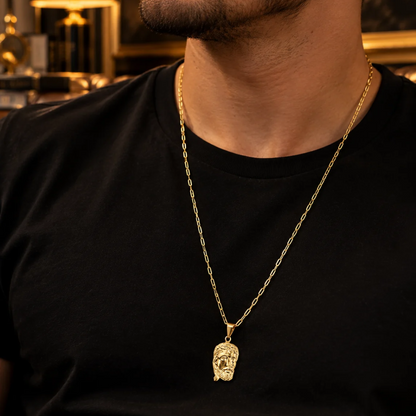 Homem vestindo camiseta preta usando o Colar Masculino Cartier Com Pingente Face de Cristo Grande Banhada a Ouro 18k no pescoço.