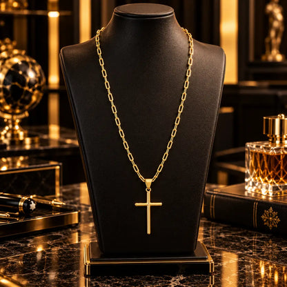 Colar masculino banhado a ouro 18k com corrente Cartier e pingente de cruz palito minimalista exibido em um busto expositor preto de joias.