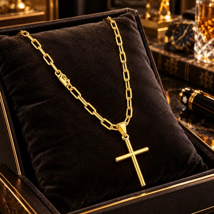 Colar masculino banhado a ouro 18k com corrente Cartier e pingente cruz palito apoiado sobre almofada de veludo preto em estojo elegante.