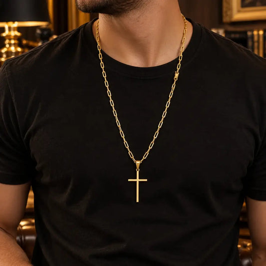 Homem vestindo camiseta preta usando o Colar Masculino Cartier Fecho Canhão Com Pingente Cruz Palito Banhada a Ouro 18k no pescoço.