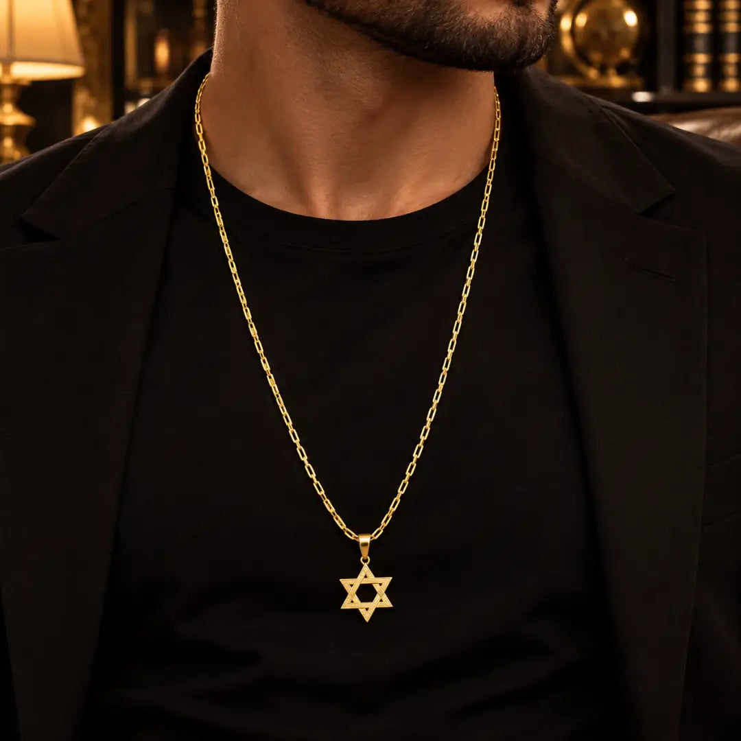 omem vestindo blazer e camiseta preta usando o Colar Masculino Cartier Tijolinho Com Pingente Estrela de Davi Banhada a Ouro 18k no pescoço.