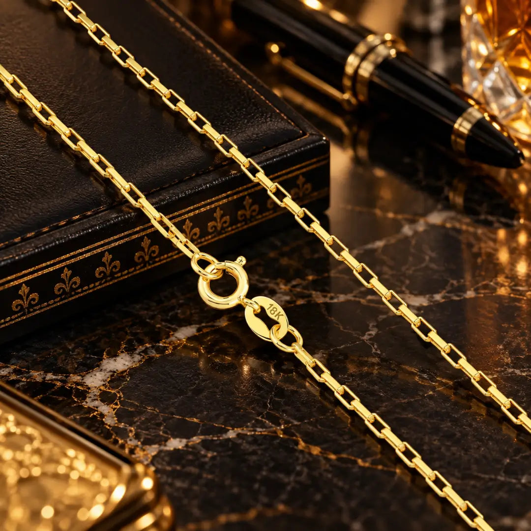 Colar masculino Face de Cristo banhado a ouro 18K sobre bancada luxuosa