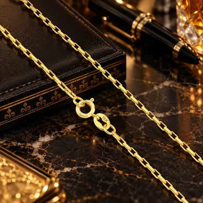 Colar masculino Face de Cristo banhado a ouro 18K sobre bancada luxuosa