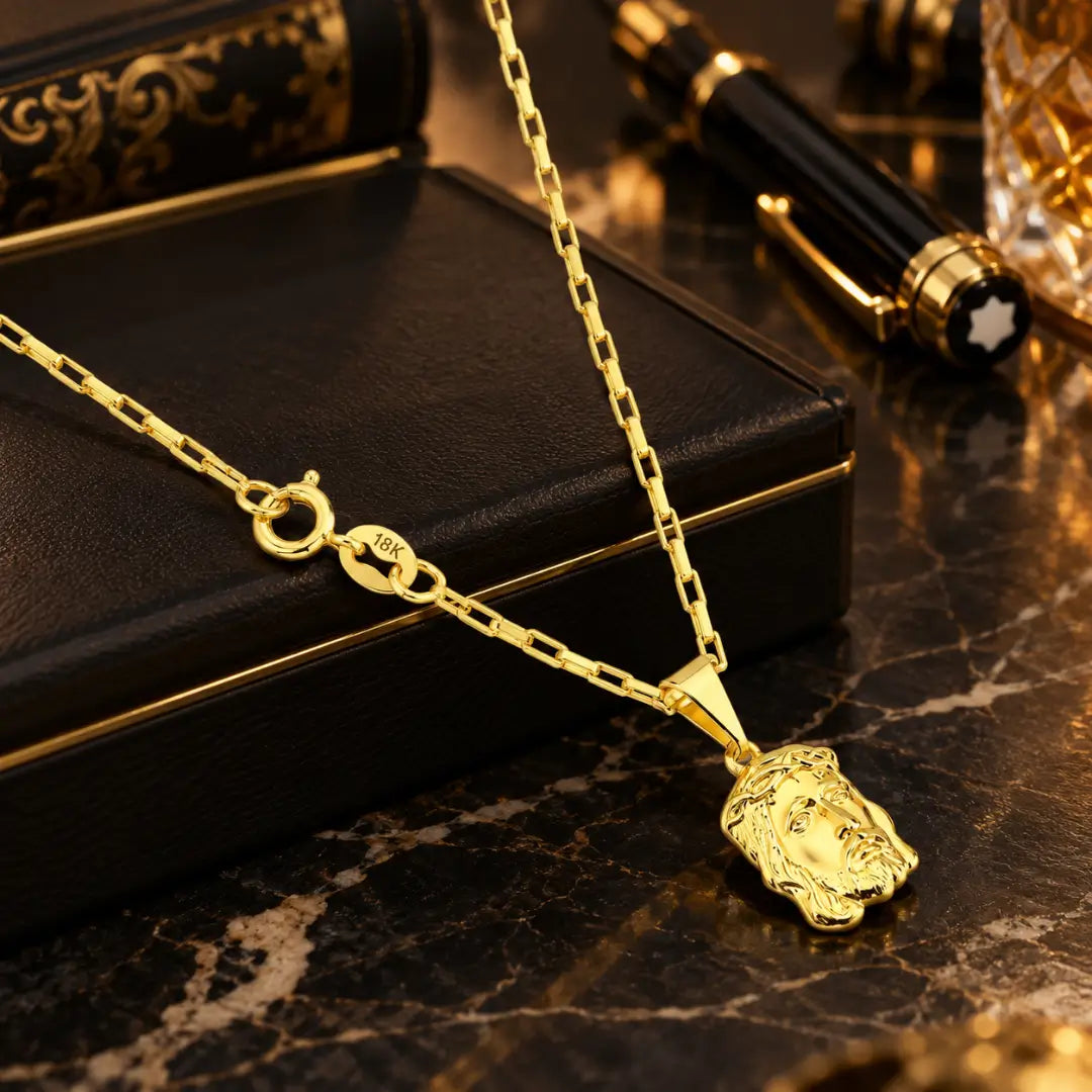 Acabamento dourado do colar masculino Cartier Tijolinho com Face de Cristo