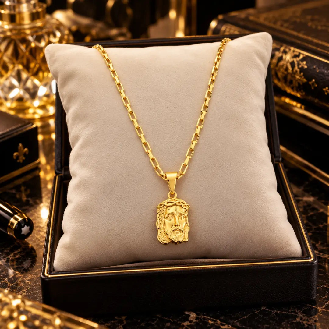 Colar masculino Cartier Tijolinho com pingente Face de Cristo banhado a ouro 18K