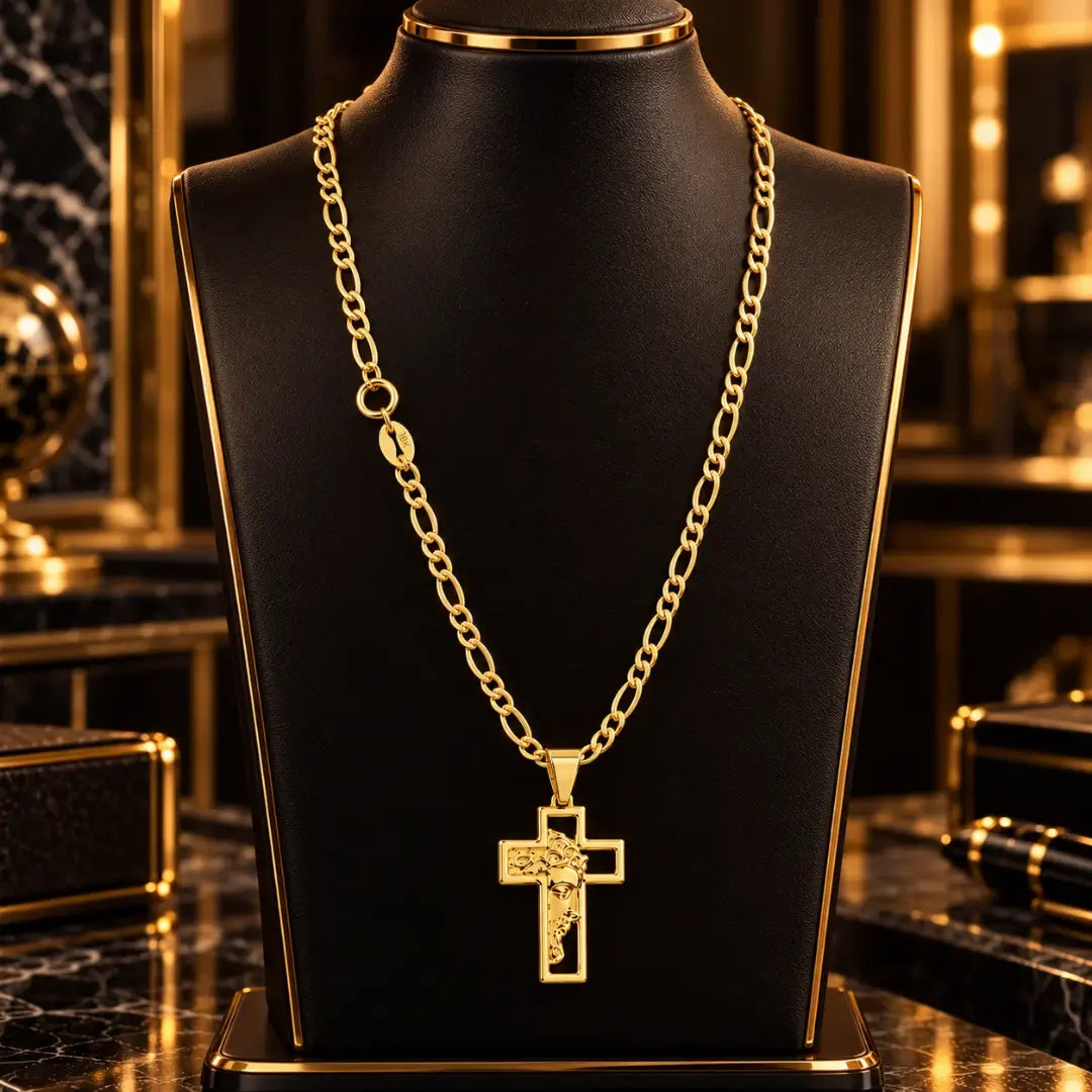 Colar masculino banhado a ouro 18k com corrente 3x1 e pingente de cruz com o rosto de Jesus Cristo vazado exibido em um busto expositor preto de joias.