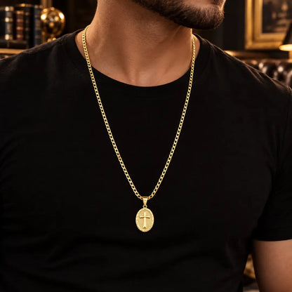 Homem vestindo camiseta preta usando o Colar Masculino Corrente Grumet Com Medalha Detalhada Banhada a Ouro 18k no pescoço.