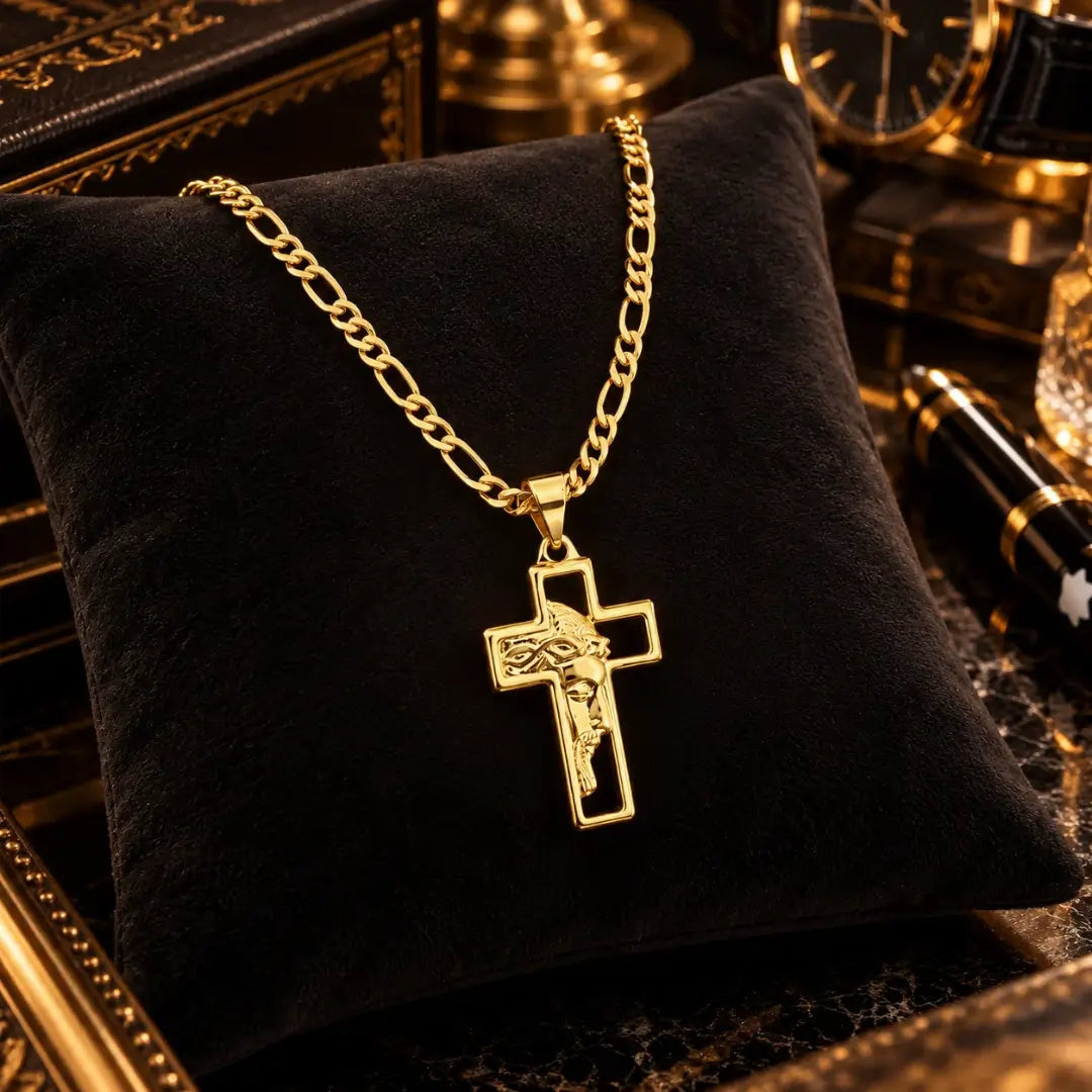 Colar masculino banhado a ouro 18k com corrente 3x1 e pingente de cruz com a face de Jesus Cristo apoiado sobre almofada de veludo preto em estojo de joias