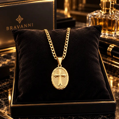 Colar masculino banhado a ouro 18k com corrente grumet e pingente de medalha oval com cruz apoiado sobre uma almofada de veludo preto.