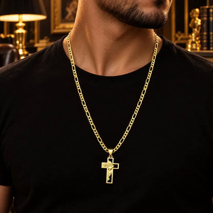 Homem vestindo camiseta preta usando o Colar Masculino Corrente 3x1 Com Pingente Jesus Cristo Banhada a Ouro 18k no pescoço.