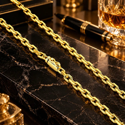 Detalhe em zoom da corrente cadeado banhada a ouro 18k destacando o fecho seguro e o acabamento dos elos masculinos.