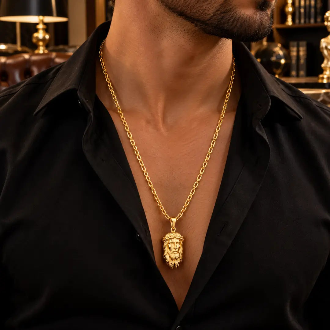 Homem vestindo camisa preta aberta mostrando o Colar Masculino Corrente Cadeado com Pingente Face de Cristo Grande Banhada a Ouro 18k no pescoço.