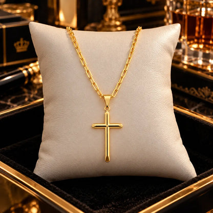 Colar masculino Cartier com Cruz Palito sobre bancada sofisticada