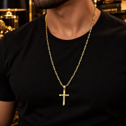 Homem usando colar masculino Cartier com pingente Inri