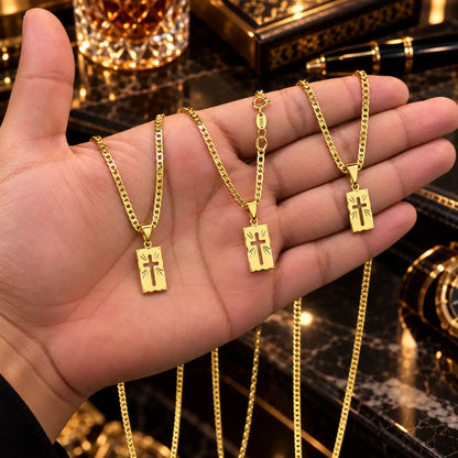 Pingente Cruz Vazada dourado de 2cm para colar masculino