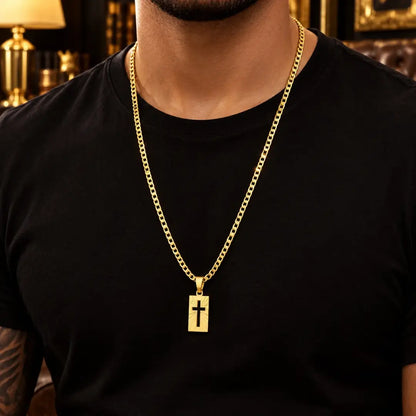 Homem usando colar masculino Piastrini com pingente Cruz Vazada