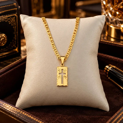 Acabamento dourado do colar masculino com Cruz Vazada
