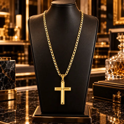 Colar masculino banhado a ouro 18k com corrente grumet e pingente de cruz detalhado exposto em um busto expositor preto de joias.