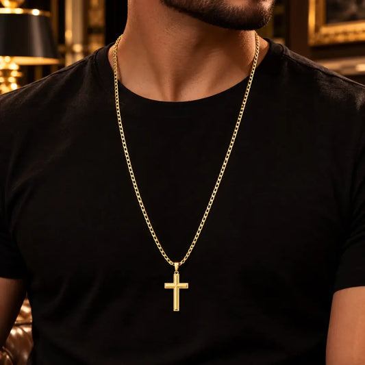Homem vestindo camiseta preta usando o Colar Masculino Corrente Grumet Com Pingente Cruz Detalhada Banhada a Ouro 18k no pescoço.