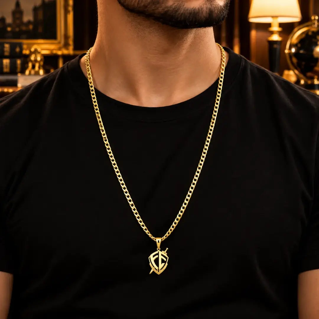Homem vestindo camiseta preta usando o Colar Masculino Corrente Grumet Com Pingente Escudo da Fé Banhada a Ouro 18k no pescoço.