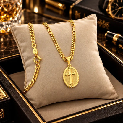 Colar masculino Grumet Dupla com Medalha Cruz sobre bancada luxuosa