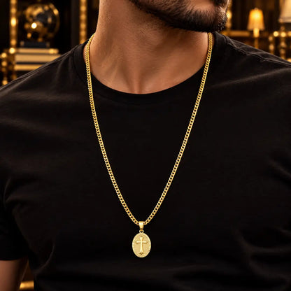 Homem usando colar masculino Grumet Dupla com pingente Medalha Cruz