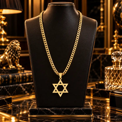 Colar masculino banhado a ouro 18k com corrente grumet dupla e pingente de Estrela de Davi exibido em um busto expositor preto de joias.