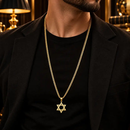 Homem vestindo blazer e camiseta preta usando o Colar Masculino Corrente Grumet Dupla Com Pingente Estrela de Davi Banhada a Ouro 18k no pescoço.