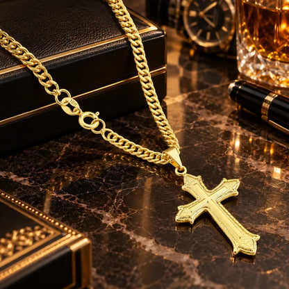 Colar masculino dourado com Cruz sobre bancada luxuosa