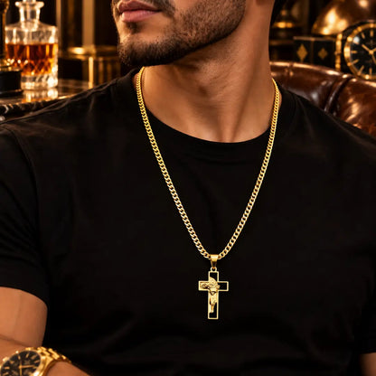 Homem usando colar masculino Cruz Face de Cristo banhado a ouro 18K
