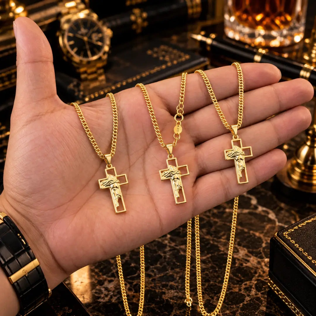 Pingente Cruz com Face de Cristo dourado de 2,7cm