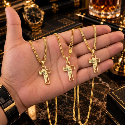 Pingente Cruz com Face de Cristo dourado de 2,7cm