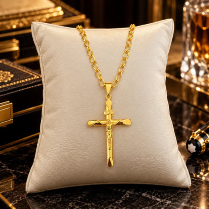 Colar masculino banhado a ouro 18k com corrente grumet longa e pingente de crucifixo INRI apoiado sobre uma almofada clara de veludo.