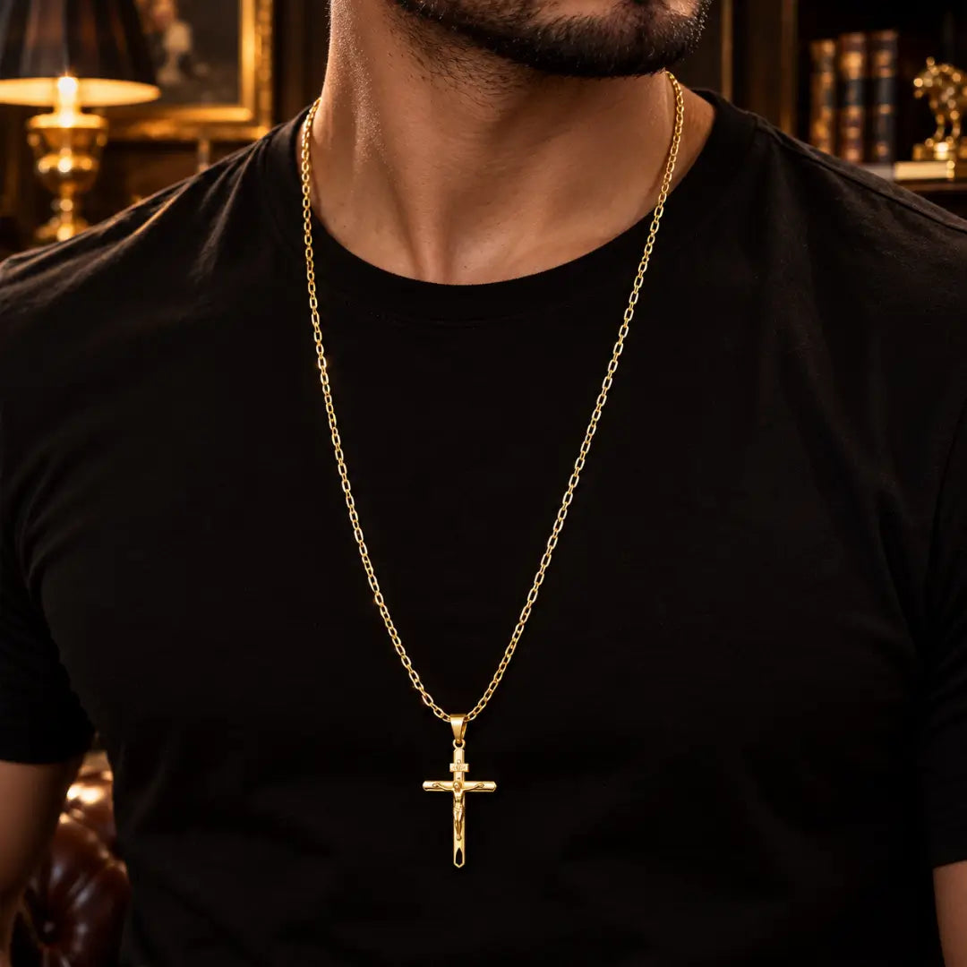 Homem vestindo camiseta preta usando o Colar Masculino Corrente Grumet Longa Com Pingente INRI Banhada a Ouro 18k no pescoço.