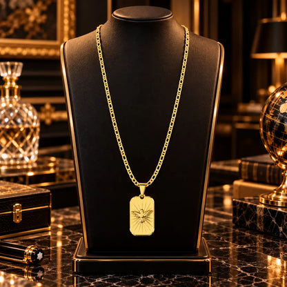 Colar masculino banhado a ouro 18k com corrente piastrini e pingente medalha retangular do Espírito Santo exibido em um busto expositor preto de joias.
