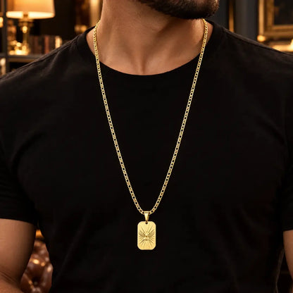 Homem vestindo camiseta preta usando o Colar Masculino Corrente Piastrini Com Pingente Espírito Santo Banhada a Ouro 18k no pescoço.