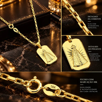 Painel com destaques da joia masculina: colar de corrente tijolinho, pingente retangular de Nossa Senhora em alto relevo e fecho com gravação 18K.