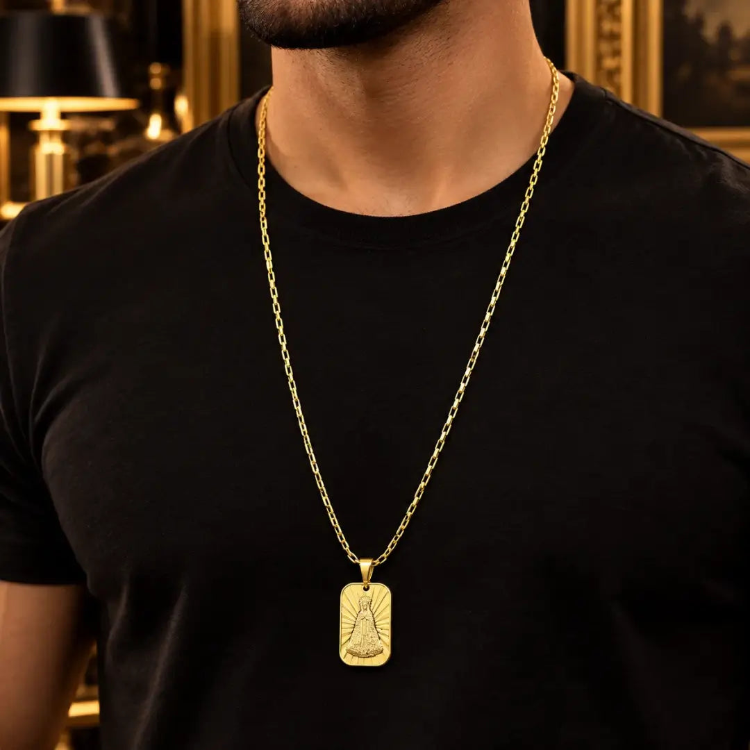 Homem vestindo camiseta preta usando o Colar Masculino Corrente Tijolinho Com Pingente Nossa Senhora Banhada a Ouro 18k no pescoço.
