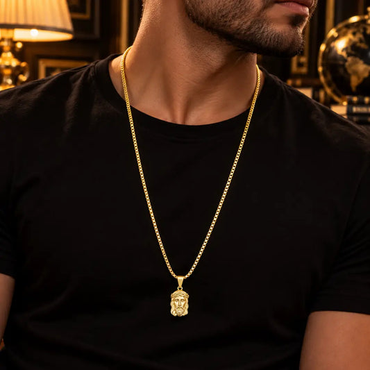 Homem vestindo camiseta preta usando o Colar Masculino Corrente Veneziana Com Pingente Face de Cristo Grande Banhada a Ouro 18k no pescoço.