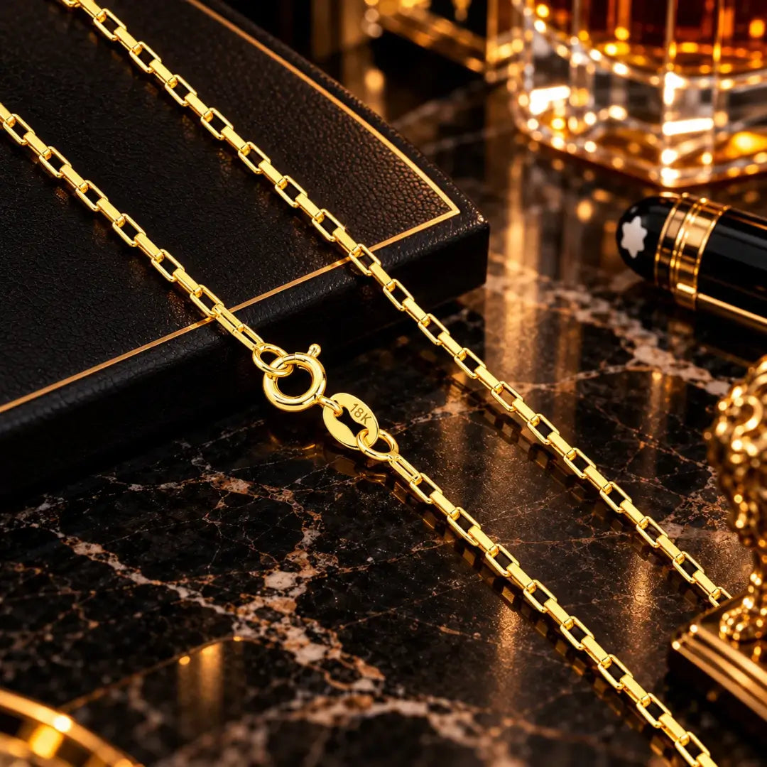 Corrente masculina corrente veneziana banhada a ouro 18K com elos retangulares e fecho redondo com marcação 18K.