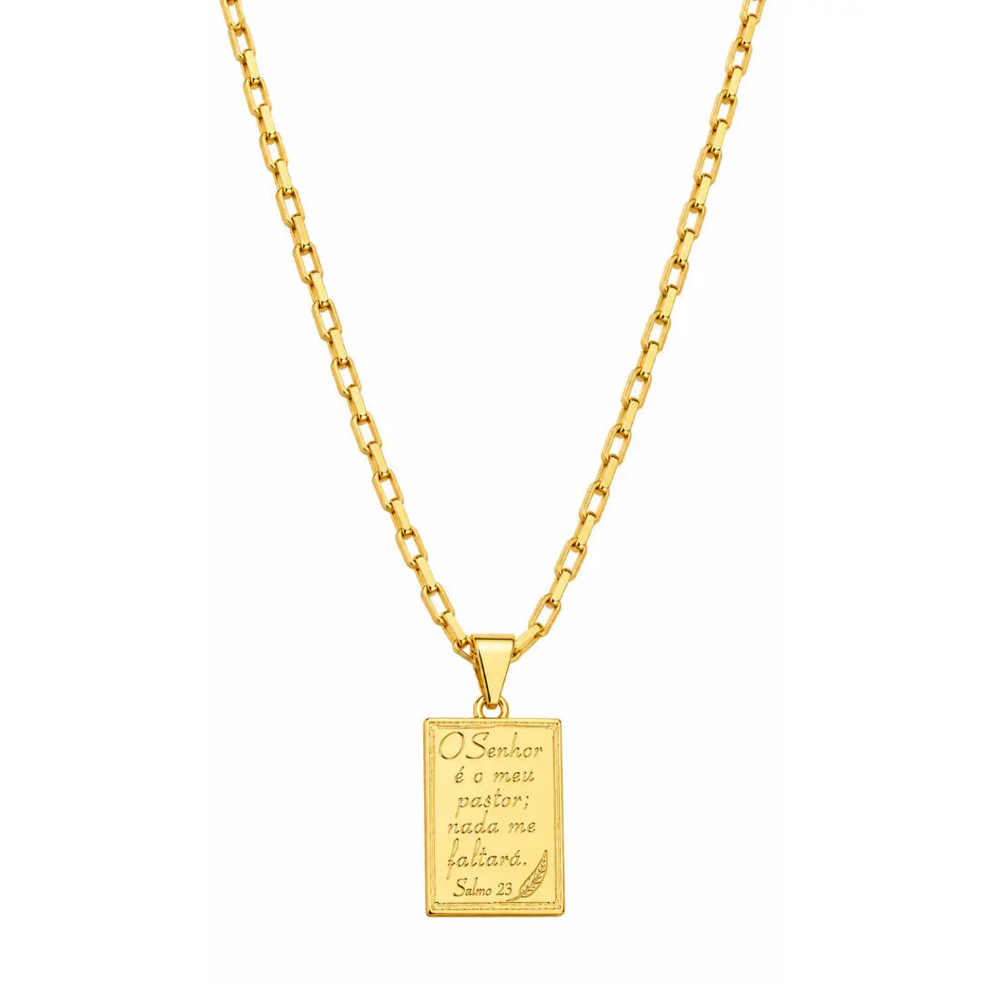 Colar masculino Salmos 23 com corrente Corrente Veneziana banhada a ouro 18K e pingente O Senhor é Meu Pastor em fundo branco.