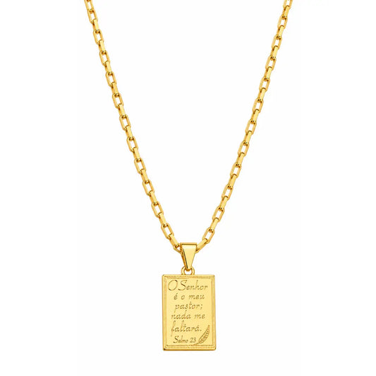 Colar masculino Salmos 23 com corrente Corrente Veneziana banhada a ouro 18K e pingente O Senhor é Meu Pastor em fundo branco.