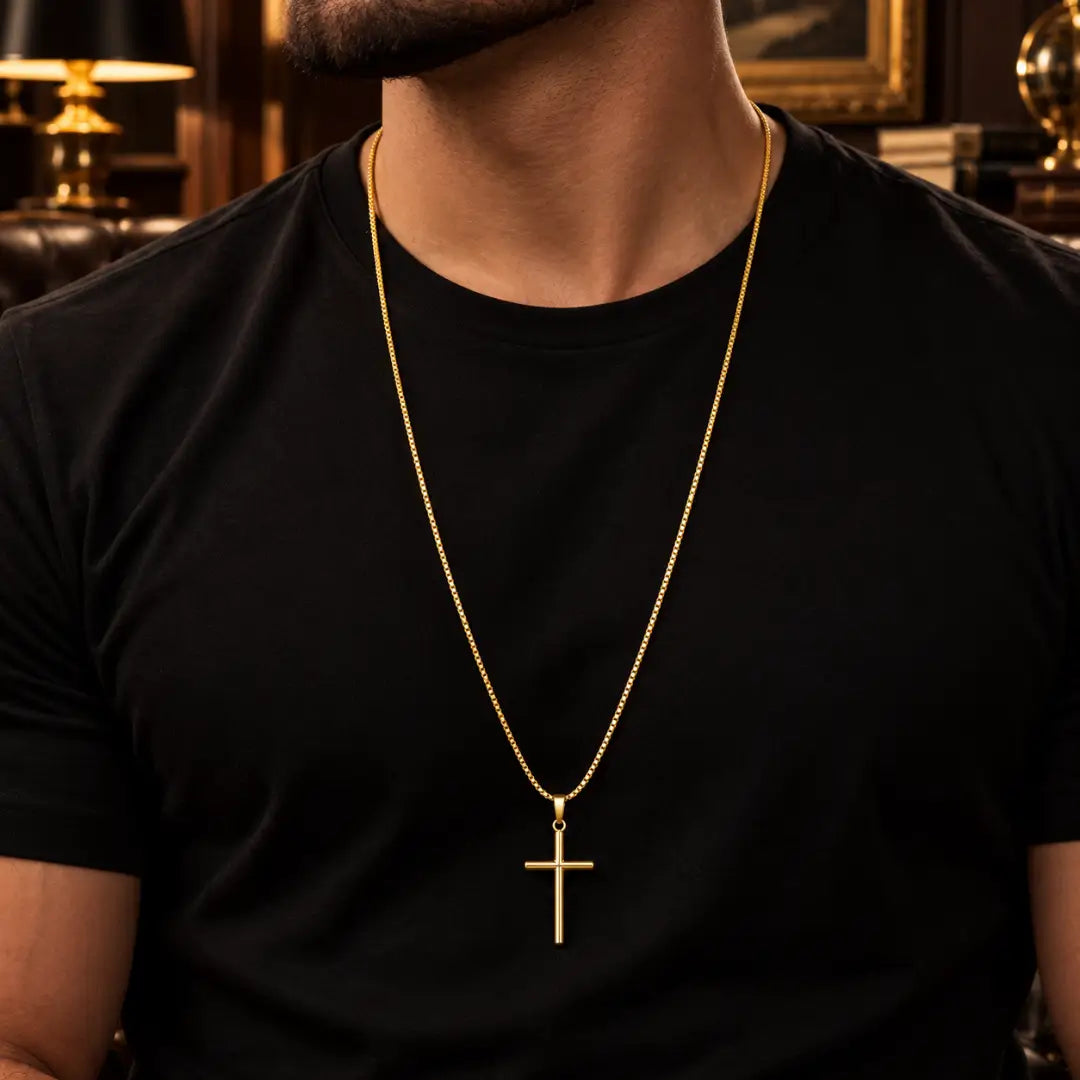 Homem usando colar masculino Cruz Palito banhado a ouro 18K