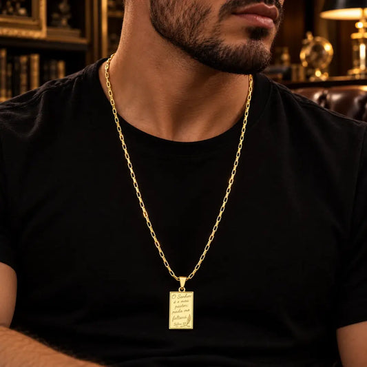 Homem usando colar masculino Salmos 23 banhado a ouro 18K