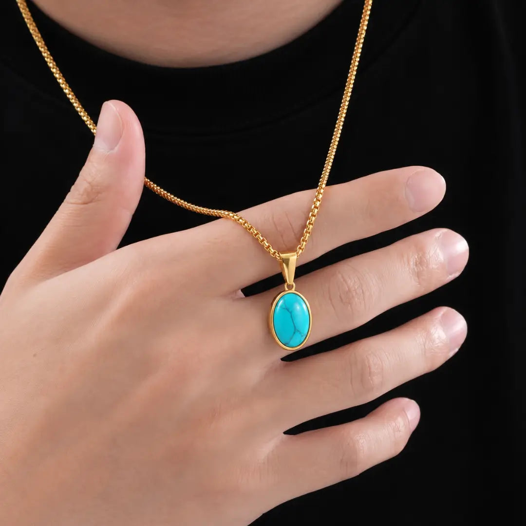 Colar masculino dourado com pedra turquesa no pescoço