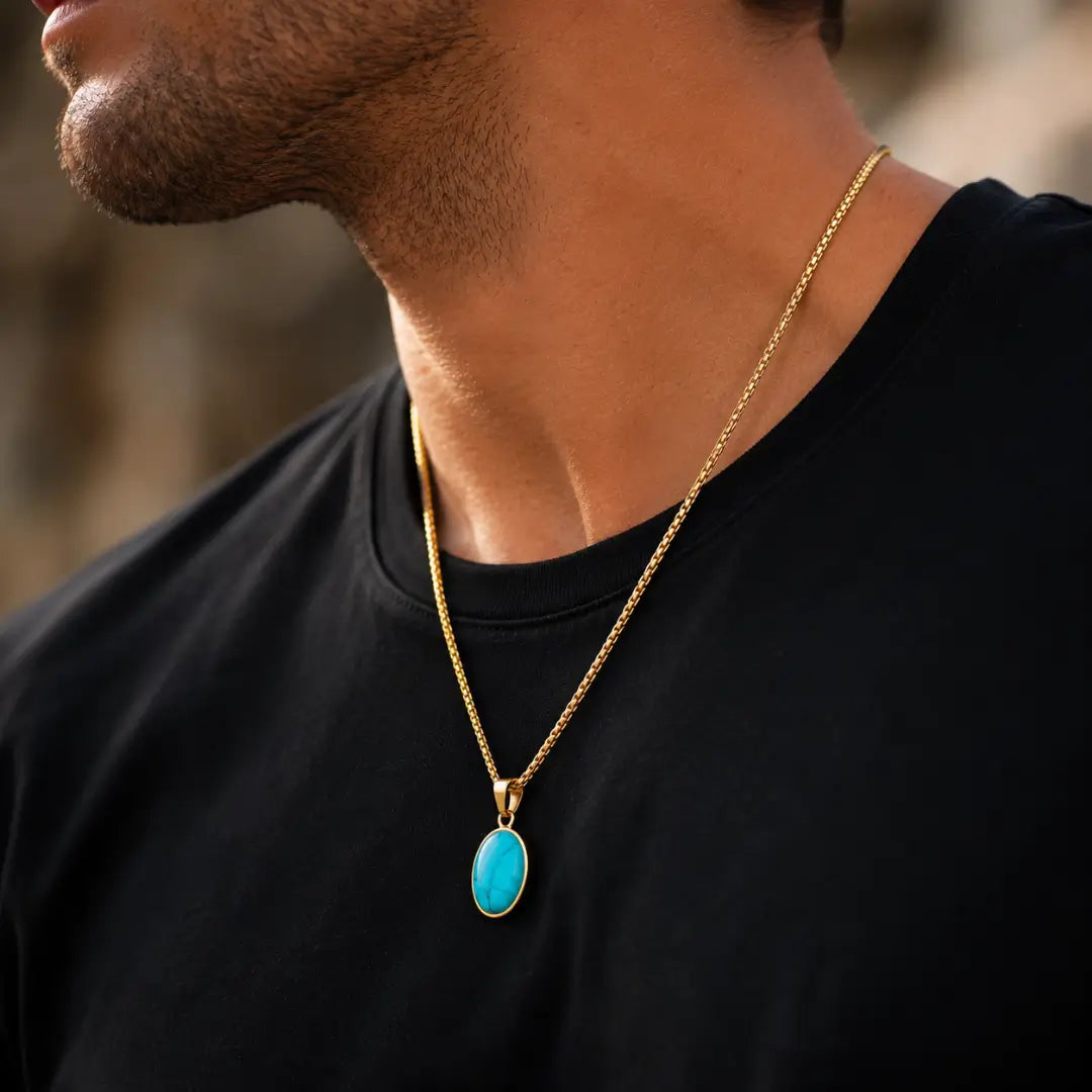 Colar masculino dourado com pedra turquesa no pescoço