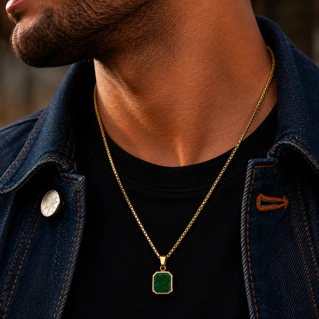Colar masculino dourado com pingente verde marmorizado no pescoço