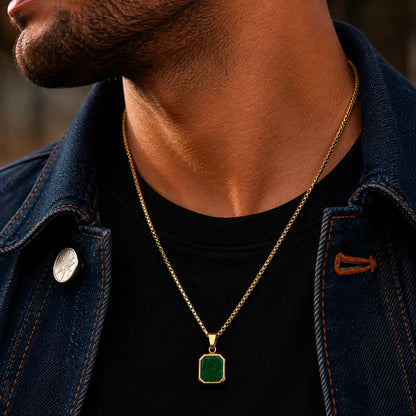 Colar masculino dourado com pingente verde marmorizado no pescoço