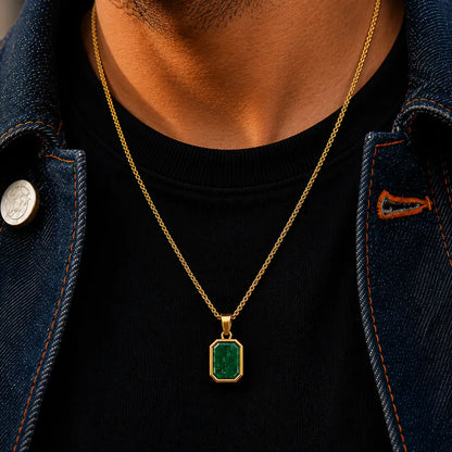 Colar masculino dourado com pingente verde marmorizado no pescoço