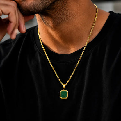 Colar masculino dourado com pingente verde marmorizado no pescoço